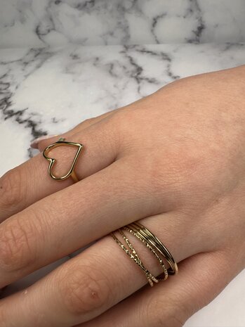 Bague dor&eacute;e Charmin en acier en forme de c&oelig;ur R R1769 &ndash; Spacieuse et &eacute;l&eacute;gante.