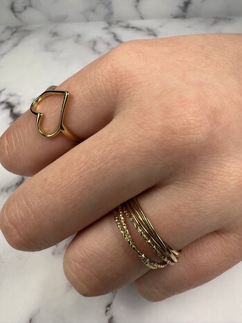 Bague dor&eacute;e Charmin en acier en forme de c&oelig;ur R R1769 &ndash; Spacieuse et &eacute;l&eacute;gante.