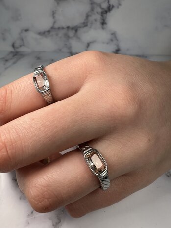 Charmin's Stalen Ring met Kristal Roze Steen en Graveringen R1352&ndash; Klassieke Vintage