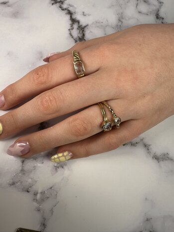 Charmin's Goudkleurige Ring met Kristal Steen en Graveringen R1351&ndash; Vintage Look