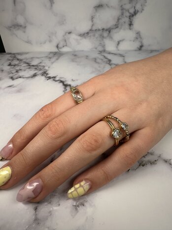 Charmin's Goudkleurige Ring met Kristal Steen en Graveringen R1351&ndash; Vintage Look