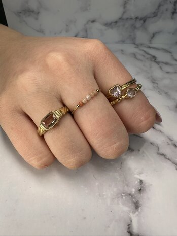 Charmin's Goudkleurige Ring met Kristal Rose Steen en Graveringen R1353&ndash; Vintage Look