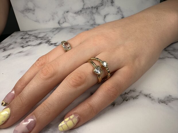 Charmins goldfarbener Ring mit rundem Kristallstein R1502 &ndash; verspielt und elegant