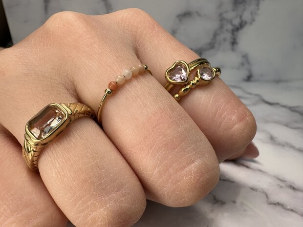 Charmin's Goudkleurige Dubbele Ring met kristal Hartje R1512&ndash; Stoere Liefde