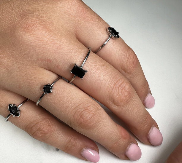 Charmin's Stalen Ring met Druppelvormig Zwart Kristal Steentje R1742 – Mysterieus Chic 