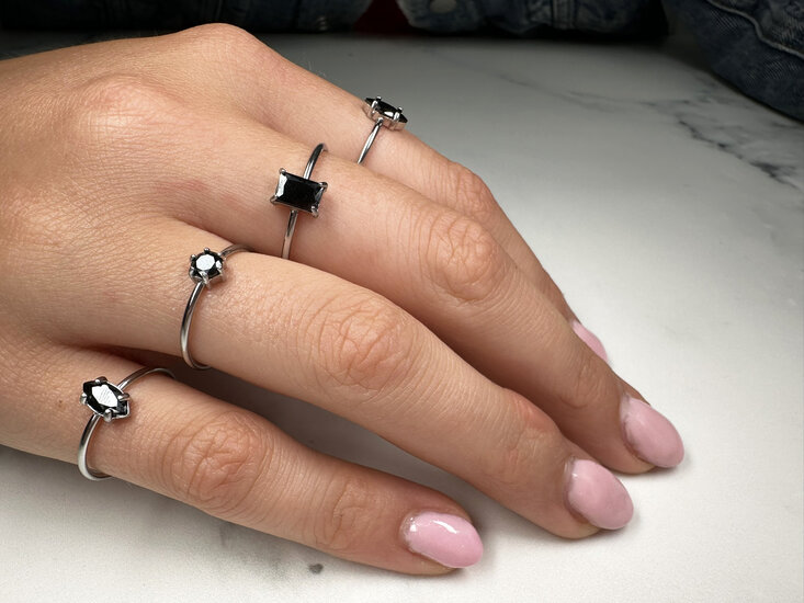 Charmin's Stalen Ring Rond Zwart Steentje Crystal R1702 – Stoer & Stijlvol