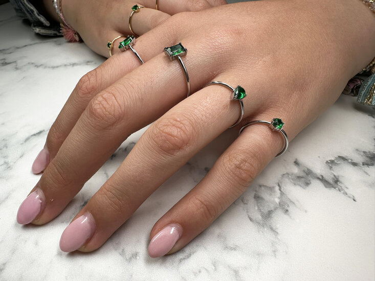 Charmin's Stalen Ring met Ellipsvormig Donkergroen Kristal Steentje R1681 – Stoere Luxe