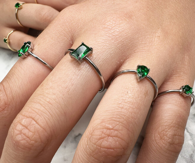 Charmin's Stalen Ring met Druppelvormig Donker Groen Kristal Steentje R1741 – Klassiek Groen 