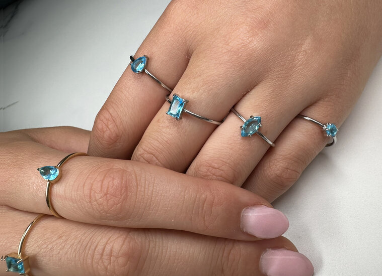 Charmin's Stalen Ring met Ellipsvormig Lichtblauw Kristal Steentje R1679 – Heldere Frisheid