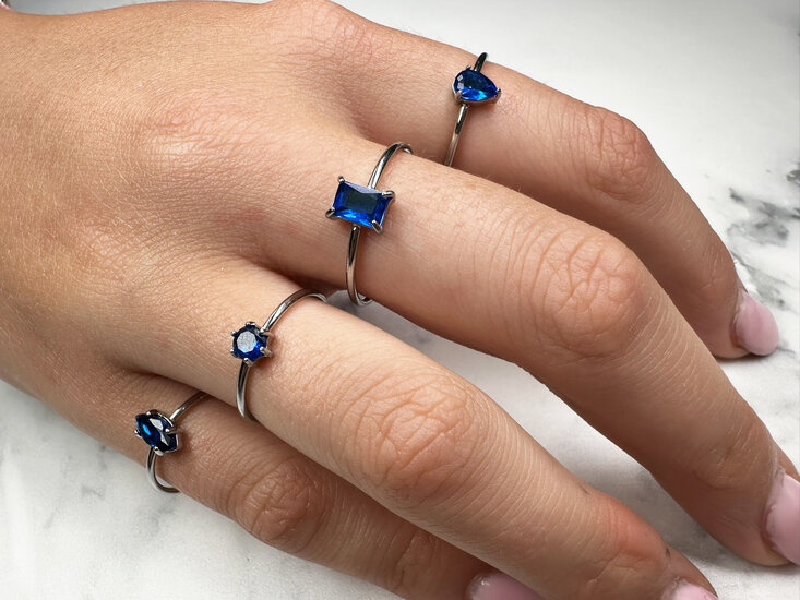 Charmin's Stalen Ring met Ellipsvormig Donkerblauw Kristal Steentje R1678 – Diepe Glans
