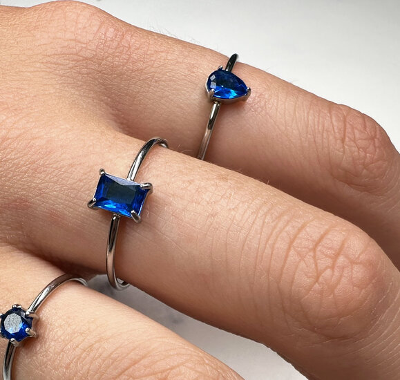 Charmin's Stalen Ring met Druppelvormig Donker Blauw Kristal Steentje R1738 – Diepe Elegant 
