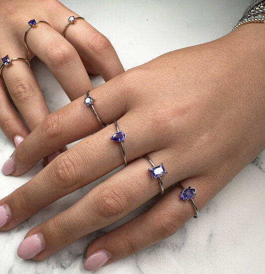 Charmin's Stalen Ring met Ellipsvormig Lila Kristal Steentje R1677 – Zachte Kleur