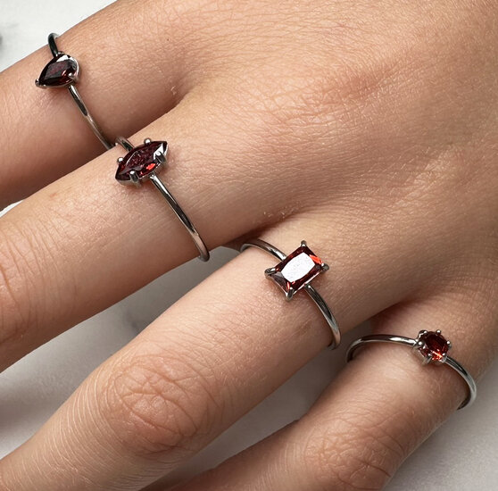 Charmin's Stalen Ring met Ellipsvormig Ruby Rood Kristal Steentje R1676 – Diep en Elegant