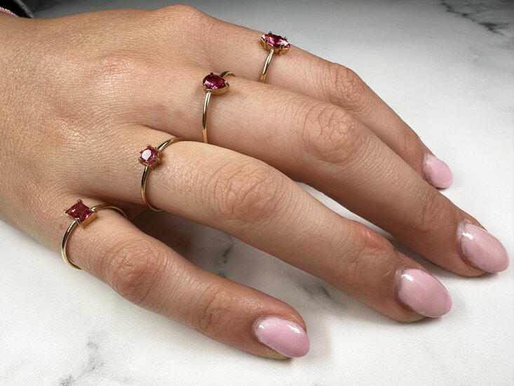 Charmin's Goudkleurige Ring Rechthoekig Roze Steentje R1725 – Zacht Contrast 