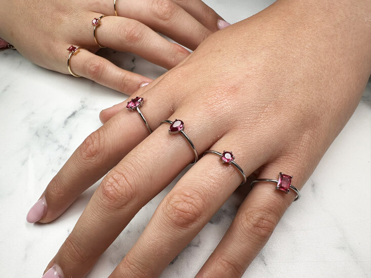 Charmin's Stalen Ring met Druppelvormig Roze Kristal Steentje R1735 – Liefdevolle Look 