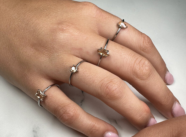 Charmin's Stalen Ring met Elipsvormig Champagne Kristal Steentje R1674 – Warme Glans