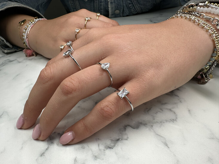 Charmin's Stalen Ring met Elipsvormig Wit Kristal Steentje R1673 – Tijdloze Elegantie