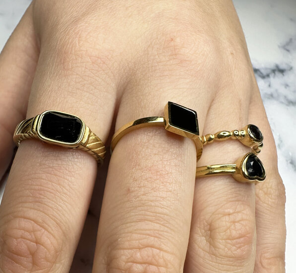 Charmin's Goudkleurige Ring met Zwarte Steen en Graveringen R1349– Vintage Look