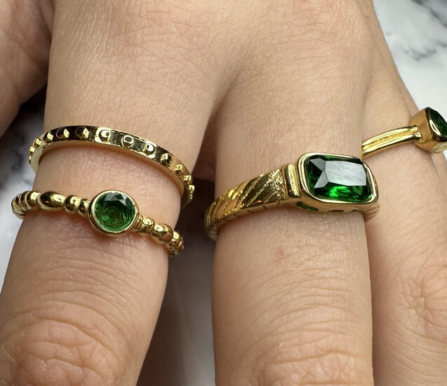 Charmin's Goudkleurige Ring met Groen Rond Steentje R1508 – Speels en Elegant