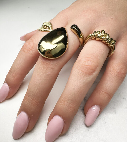 Charmin's Goudkleurige Chunky Ring met Drie Lijnen Wikkelen Zich Speels om de Ring R1844. 