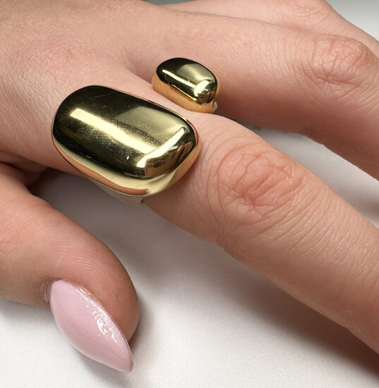 Charmin's Goudkleurige Chunky Ring met Open Rechthoekige Uiteinden Staal R1841 – Statement en Elegant