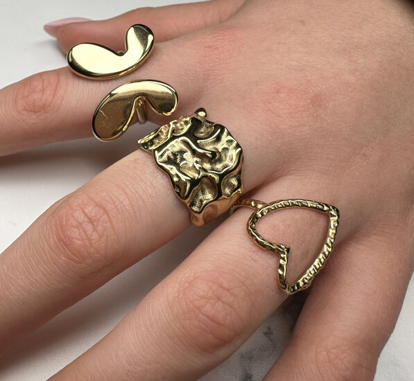 Charmin's Goudkleurige Chunky Ring met een Abstrakte Vinder  R1858 – Elegant en Strak