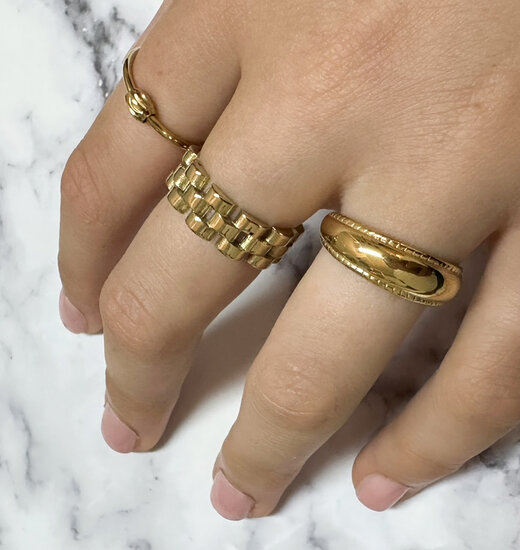 Charmin's Goudkleurige Klassieke Ring met Bewerkte Rand Staal R1411