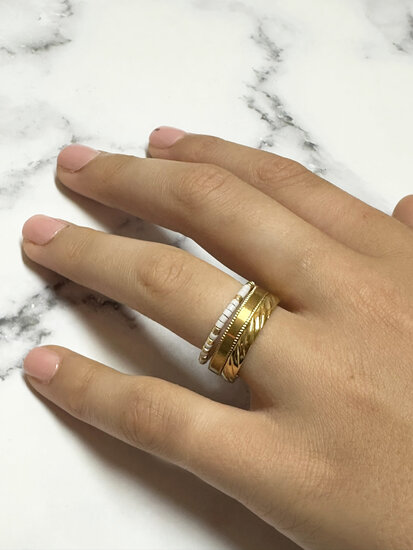 Charmin's Goudkleurige Bewerkte Ring met Schuine Gravering Staal R1417