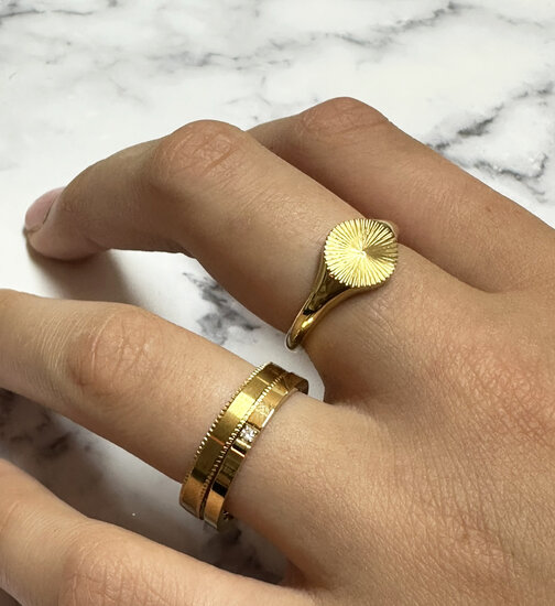 Charmin's Goudkleurige Licht Matte Ring met Bewerking aan de Zijkant Staal R1415