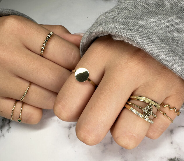 Charmin’s goudkleurige stapelring R564 Sanded and Shiny goldplated staal