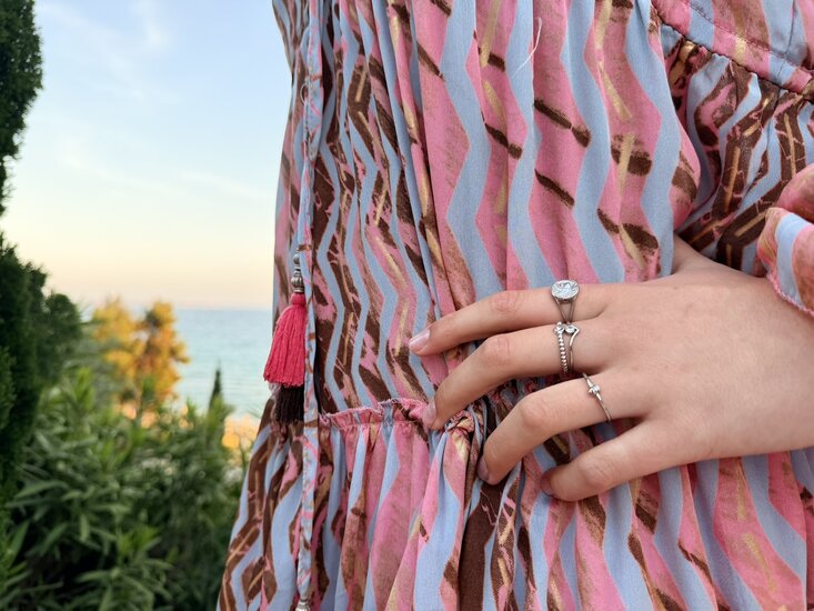 Charmin's V-vorm Ring met Wit Rond Steentje R1412