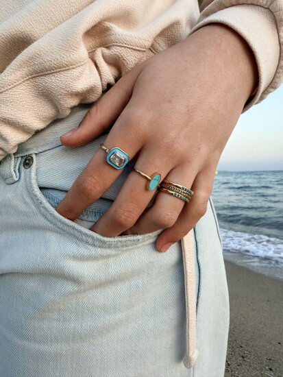 Charmin's Goudkleurige Chunky Ring Blauwe Emaille en zacht Blauwe Steen R1777 – Eyecatcher