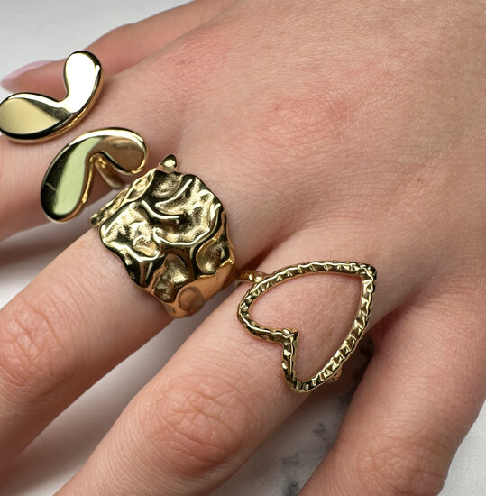 Charmin's Goudkleurige Chunky Ring met Hartvorm Staal R R1767 – Ruimtelijk en bewerkt.