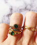 Charmin’s R1086 Birthstone zegelring May Green Emerald Oval Stone Goldplated