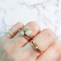 Charmin’s Ronde Goudkleurige Ring met Opaal R1164