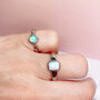 Charmin’s Ronde Goudkleurige Ring met Opaal R1164