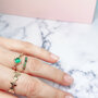Charmin’s Ronde Goudkleurige Ring met Groene Cateye R1172