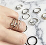 Charmin's Gedraaide Birthstone Ring Zwarte Cristal R948